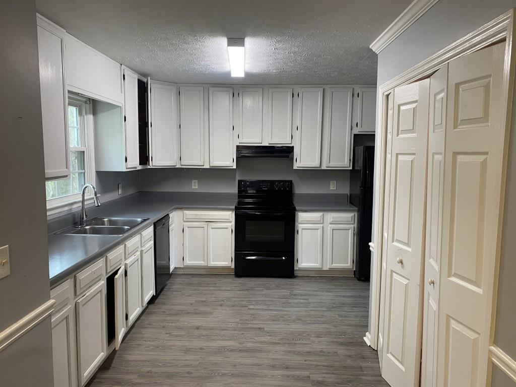 4749 Shallow Ridge Road Northeast Kennesaw, GA 30144 - Photo 9 of 28 a kitchen with a refrigerator and a stove