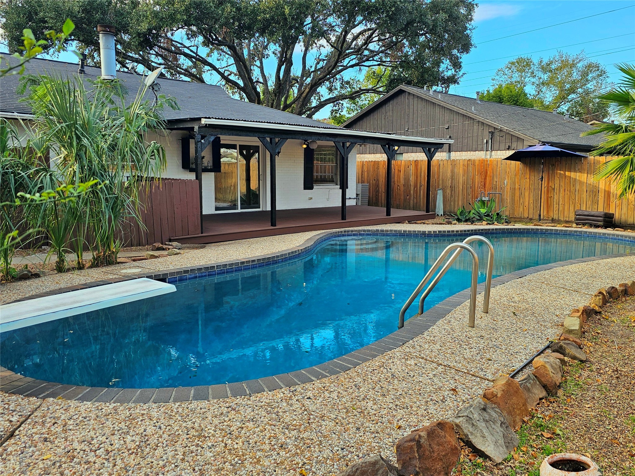 a view of a house with backyard and sitting area