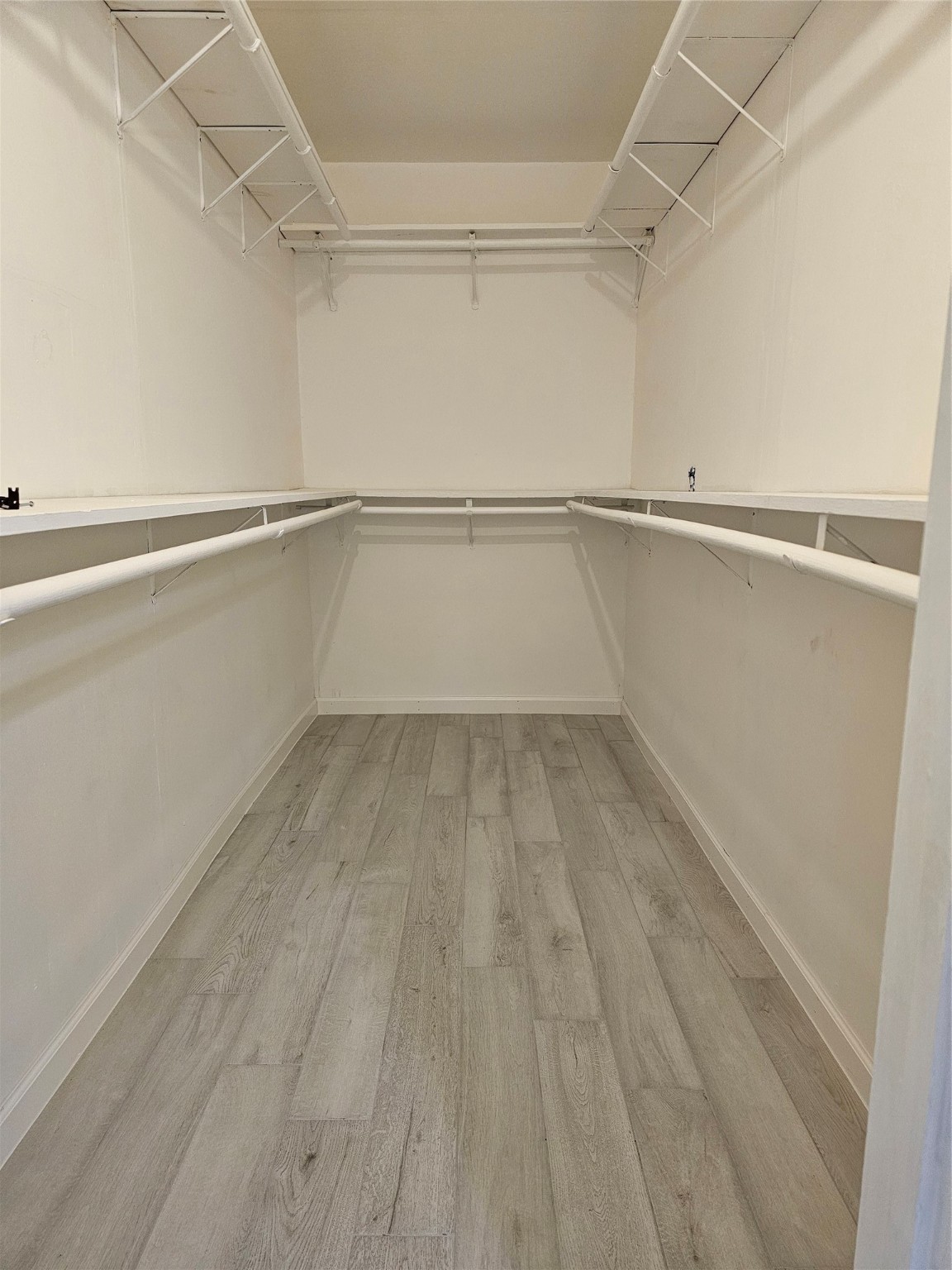 2502 Knoll Street Houston, TX 77080 - Photo 21 of 38 Primary custom walk-in closet.