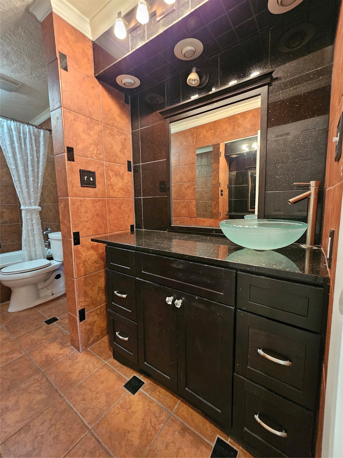 2502 Knoll Street Houston, TX 77080 - Photo 28 of 38 Guest bathroom with Whirlpool tub.