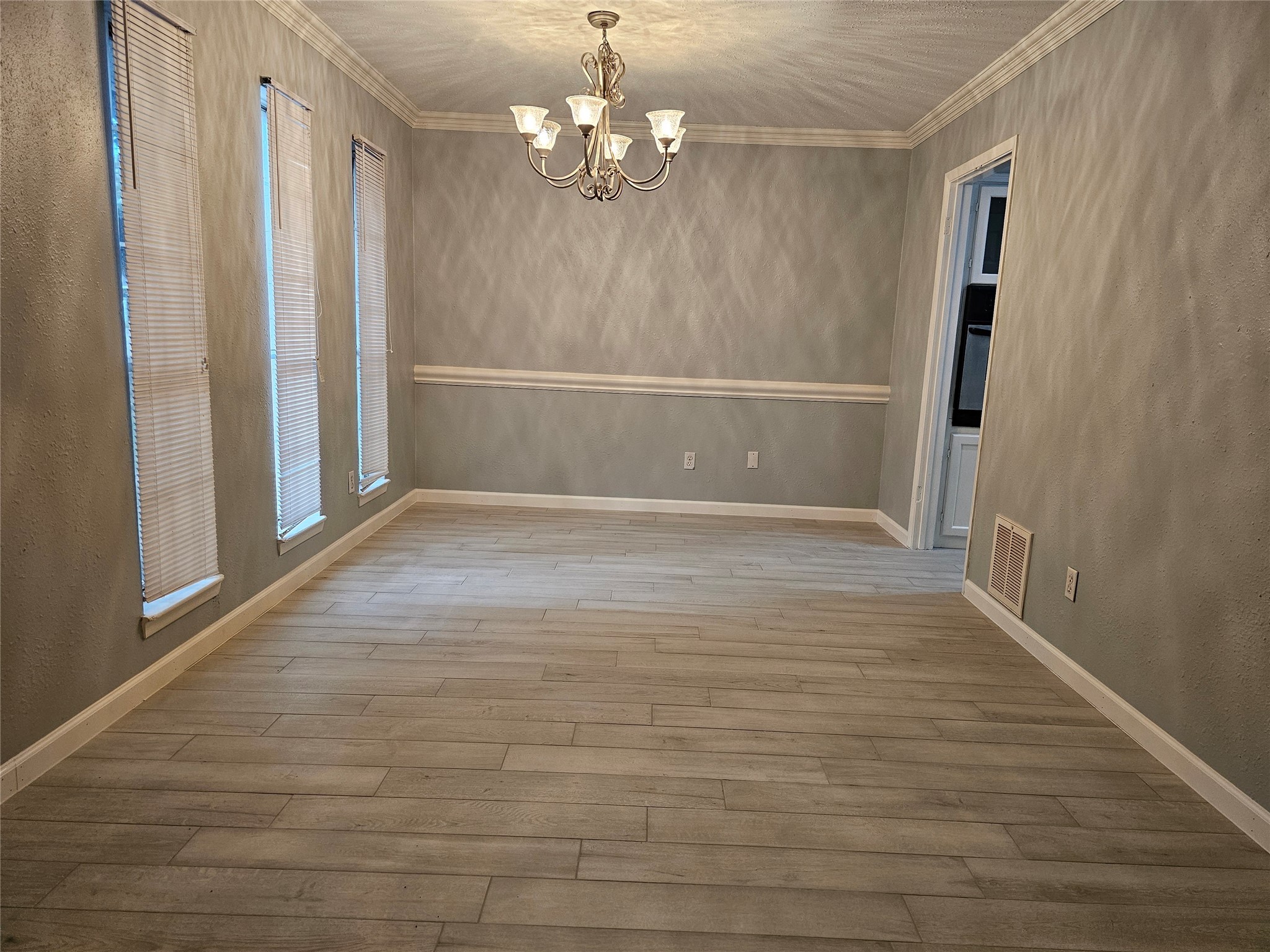 2502 Knoll Street Houston, TX 77080 - Photo 4 of 38 Formal dining.