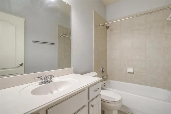$2,150 | 1721 Castle Creek Drive, Little Elm, TX 75068