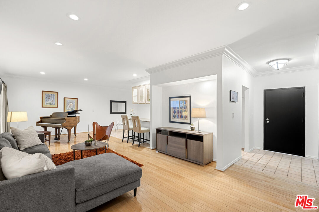 1250 North Kings Rd Unit 208