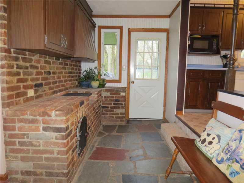 879 Freeport Road Freeport, PA 16229 - Photo 3 of 23 Entry/Foyer.
