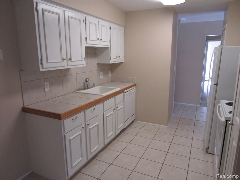 763 West Maple Road, Unit 60 Clawson, MI 48017 - Photo 15 of 39 763 W MAPLE CLAWSON (104).JPG