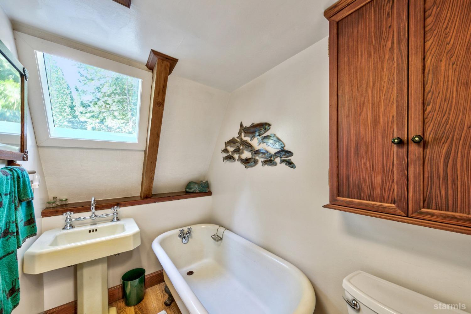 1085 Cooks Spur Road Twin Bridges, CA 95735 - Photo 20 of 30 a bathroom with a sink mirror and tub