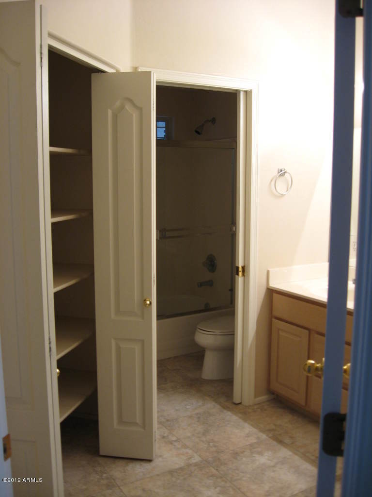 2187 East Victor Road Gilbert, AZ 85296 - Photo 24 of 32 3rd Full Bath w/dbl sinks and linen