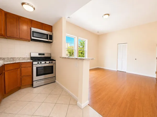 $1,700 | 86 East 21st Street, Unit 4, Bayonne, NJ 07002