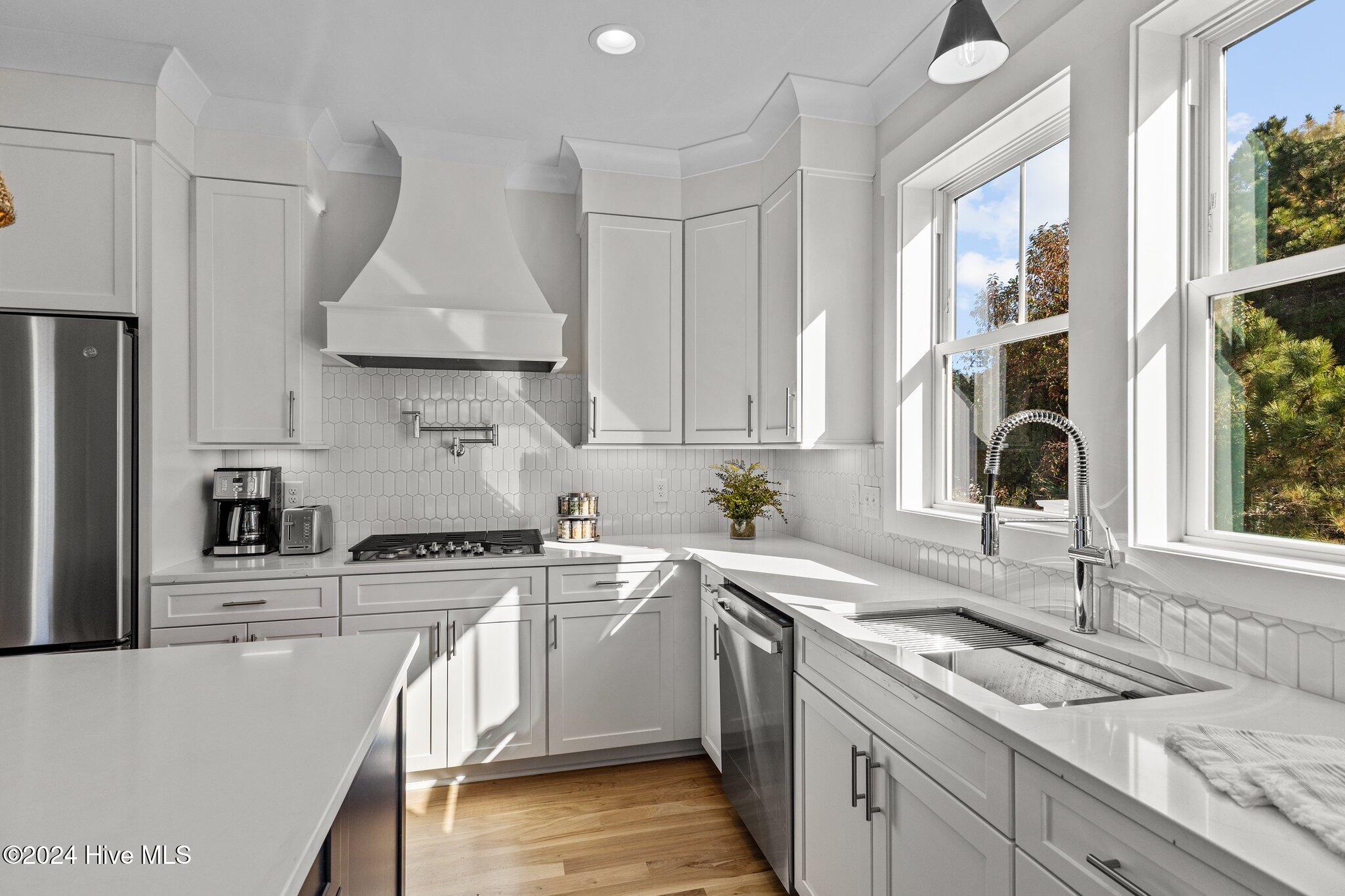 314 Anson Road Beaufort, NC 28516 - Photo 10 of 42 Kitchen with Propane Gas Range