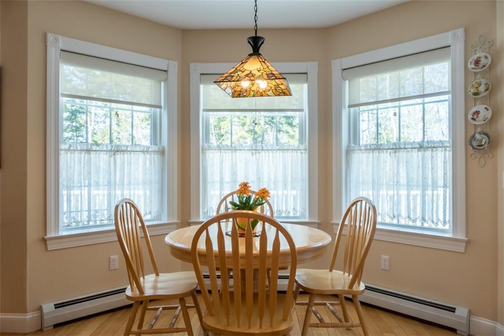 30 Middle Road Harpswell, ME 04079 - Photo 12 of 35 This eat-in area next to the kitchen...
