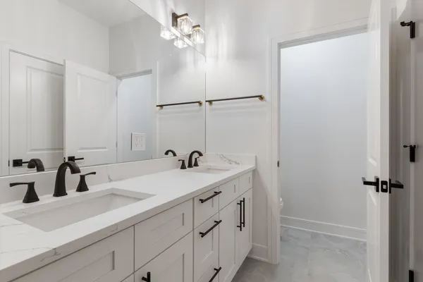 $550,000 | 6414 North Francisco Avenue, Unit 101, Chicago, IL 60645