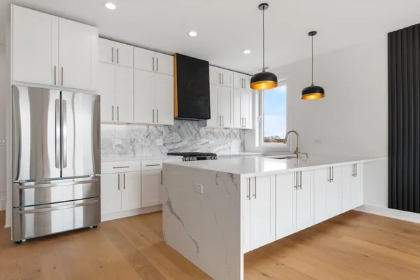 $550,000 | 6414 North Francisco Avenue, Unit 101, Chicago, IL 60645