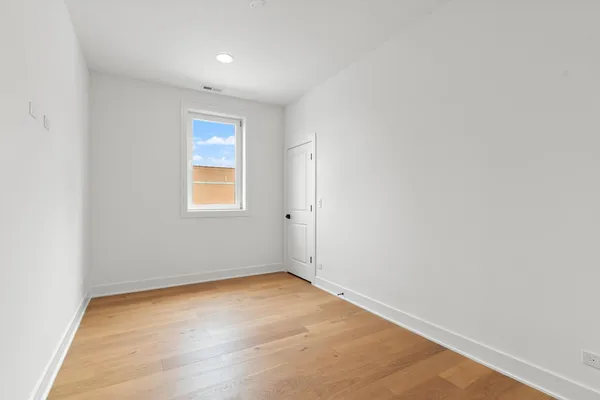 $550,000 | 6414 North Francisco Avenue, Unit 101, Chicago, IL 60645