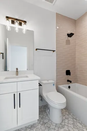 $550,000 | 6414 North Francisco Avenue, Unit 101, Chicago, IL 60645