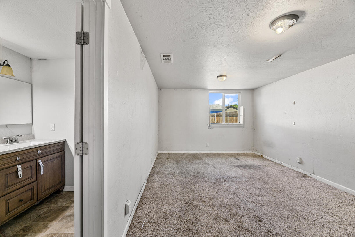 340 Freeman Road Central Point, OR 97502 - Photo 9 of 22 DSC_5857