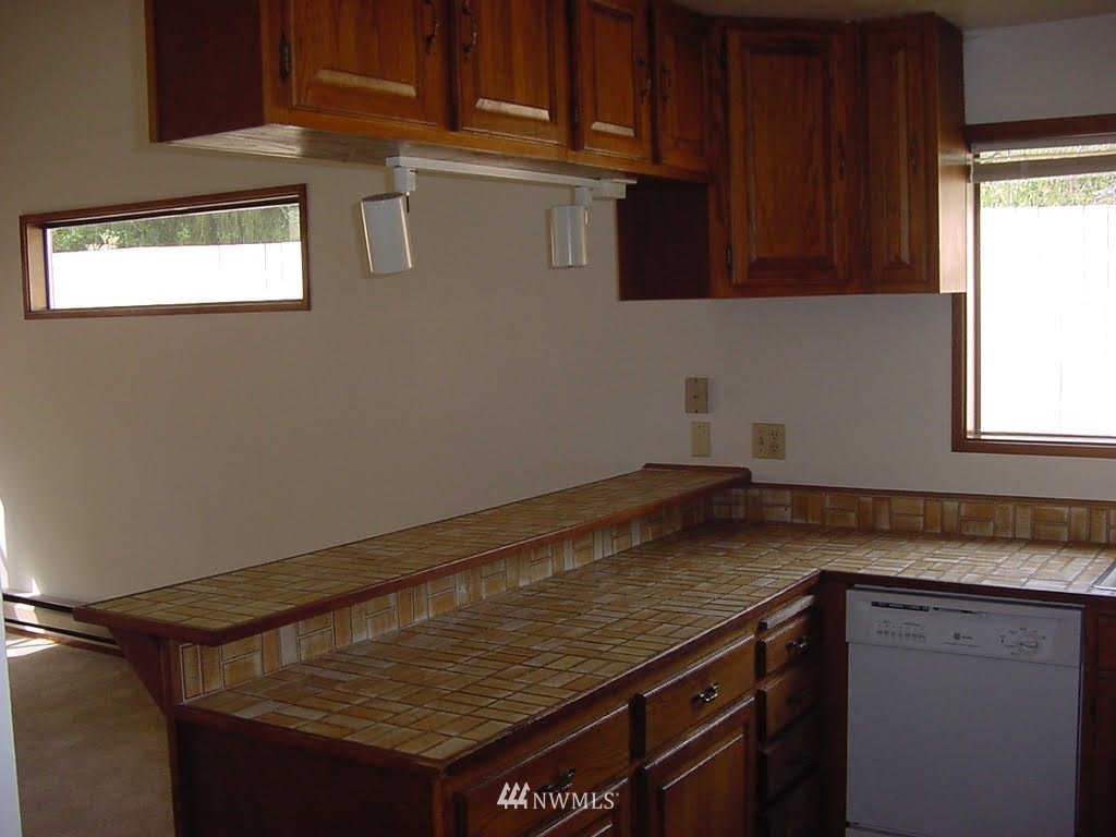 9510 Edmonds Way, Unit A&B Edmonds, WA 98020 - Photo 11 of 14 Gallery Image 11