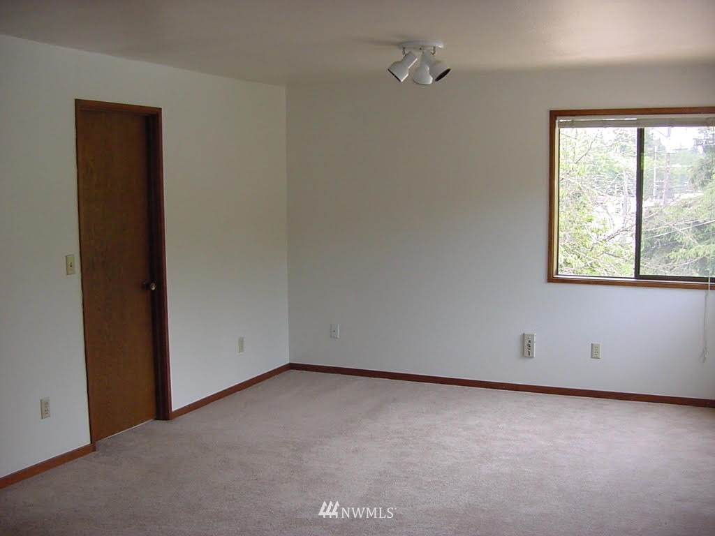 9510 Edmonds Way, Unit A&B Edmonds, WA 98020 - Photo 10 of 14 Gallery Image 10