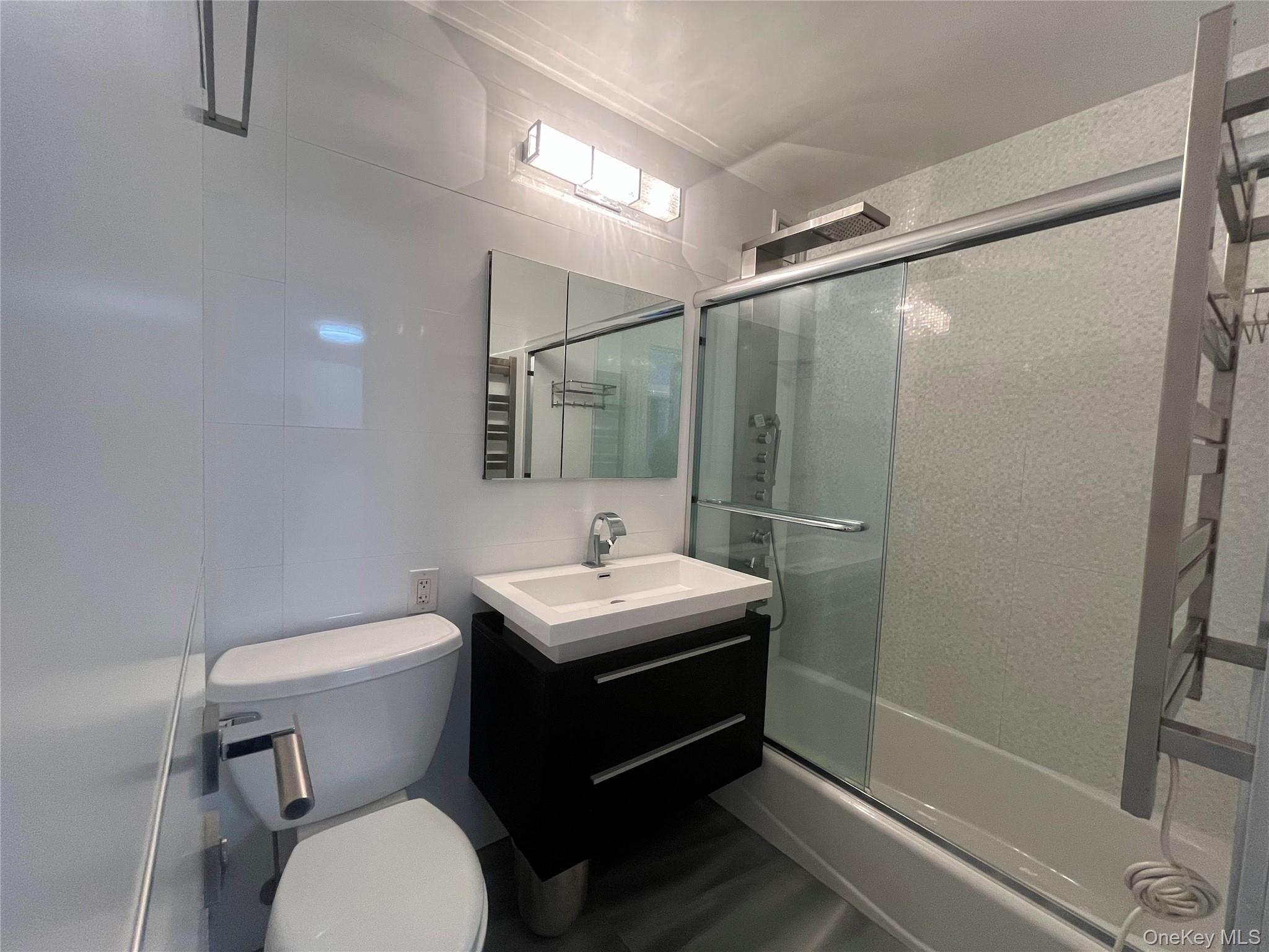 666 Pelham Road, Unit 3A New Rochelle, NY 10805 - Photo 15 of 26 Bathroom