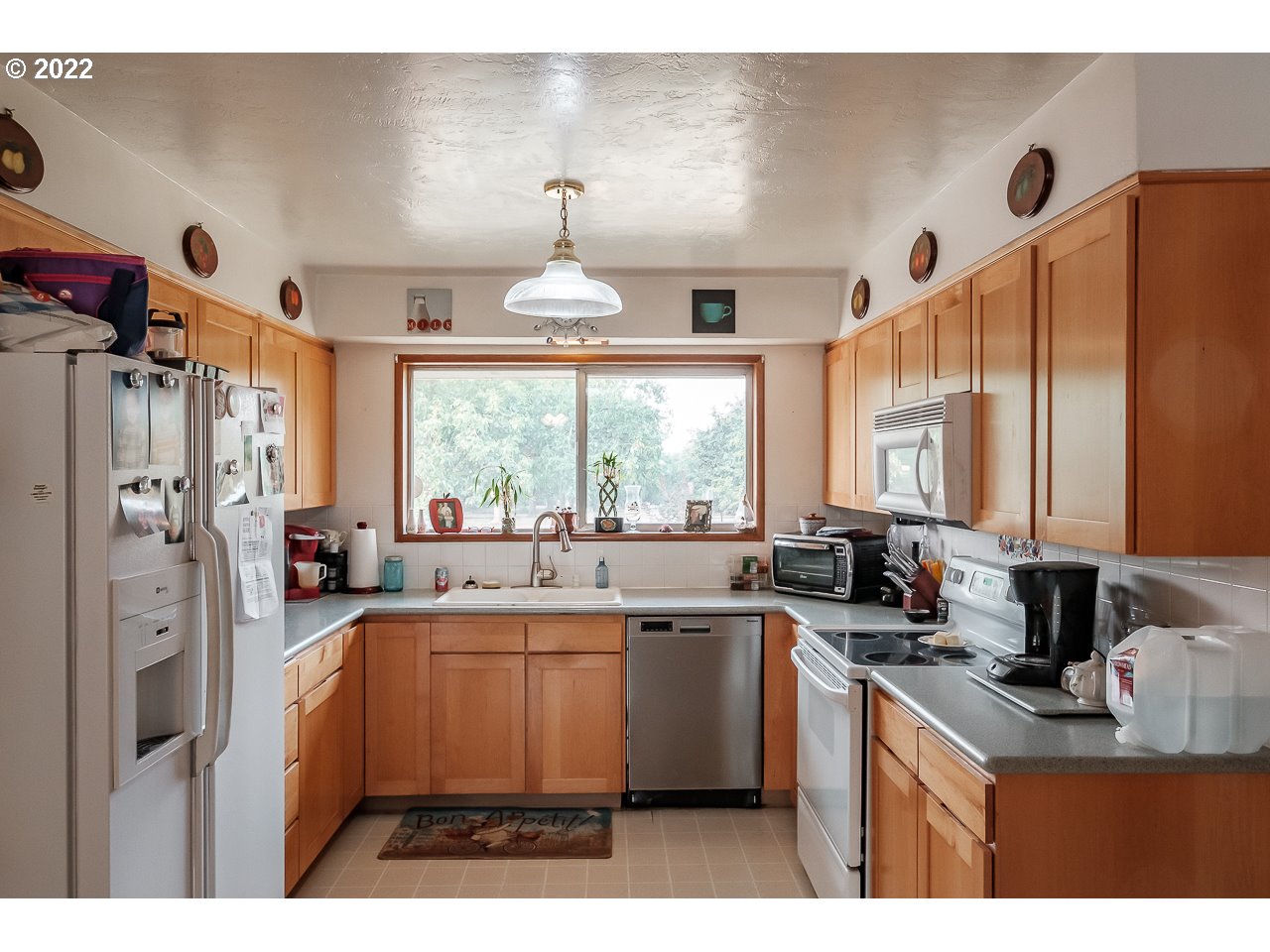 31475 Southwest Riedweg Road Cornelius, OR 97113 - Photo 26 of 32 a kitchen with a sink stove and refrigerator