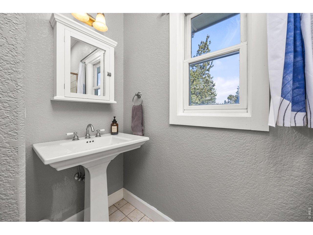 286 Chieftain Road Black Hawk, CO 80422 - Photo 27 of 50 Guest 3/4 bathroom- main level