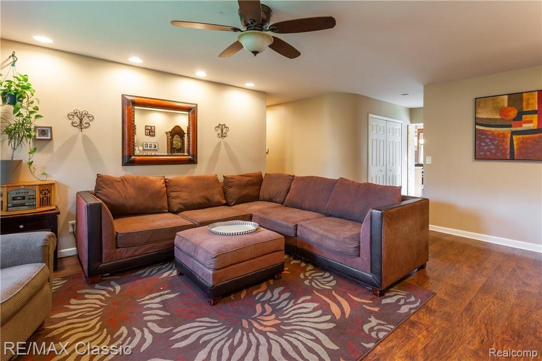 6370 North Ridge Road Canton, MI 48187 - Photo 4 of 36 Living room