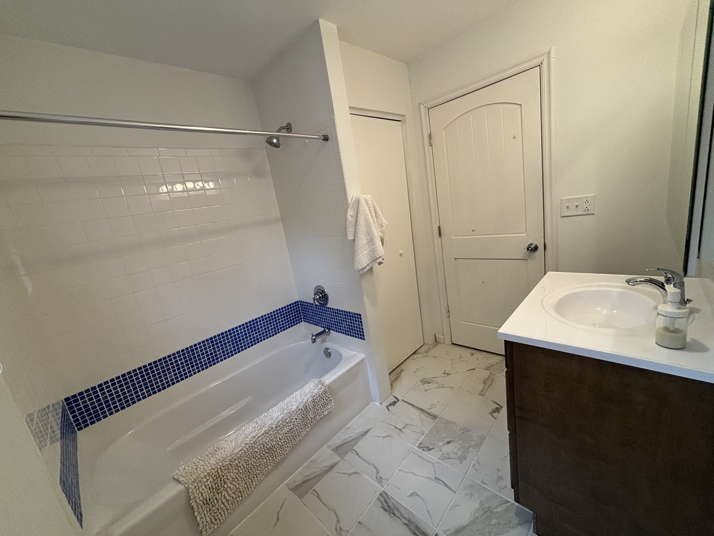 2461 Hawthorne Road Homewood, IL 60430 - Photo 21 of 37 a bathroom with a sink and a mirror