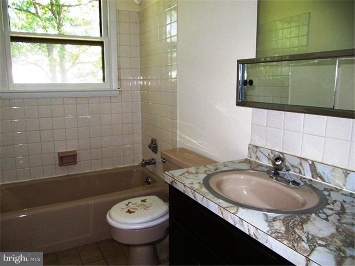 789 Bossler Road Leesport, PA 19533 - Photo 9 of 25 Bathroom