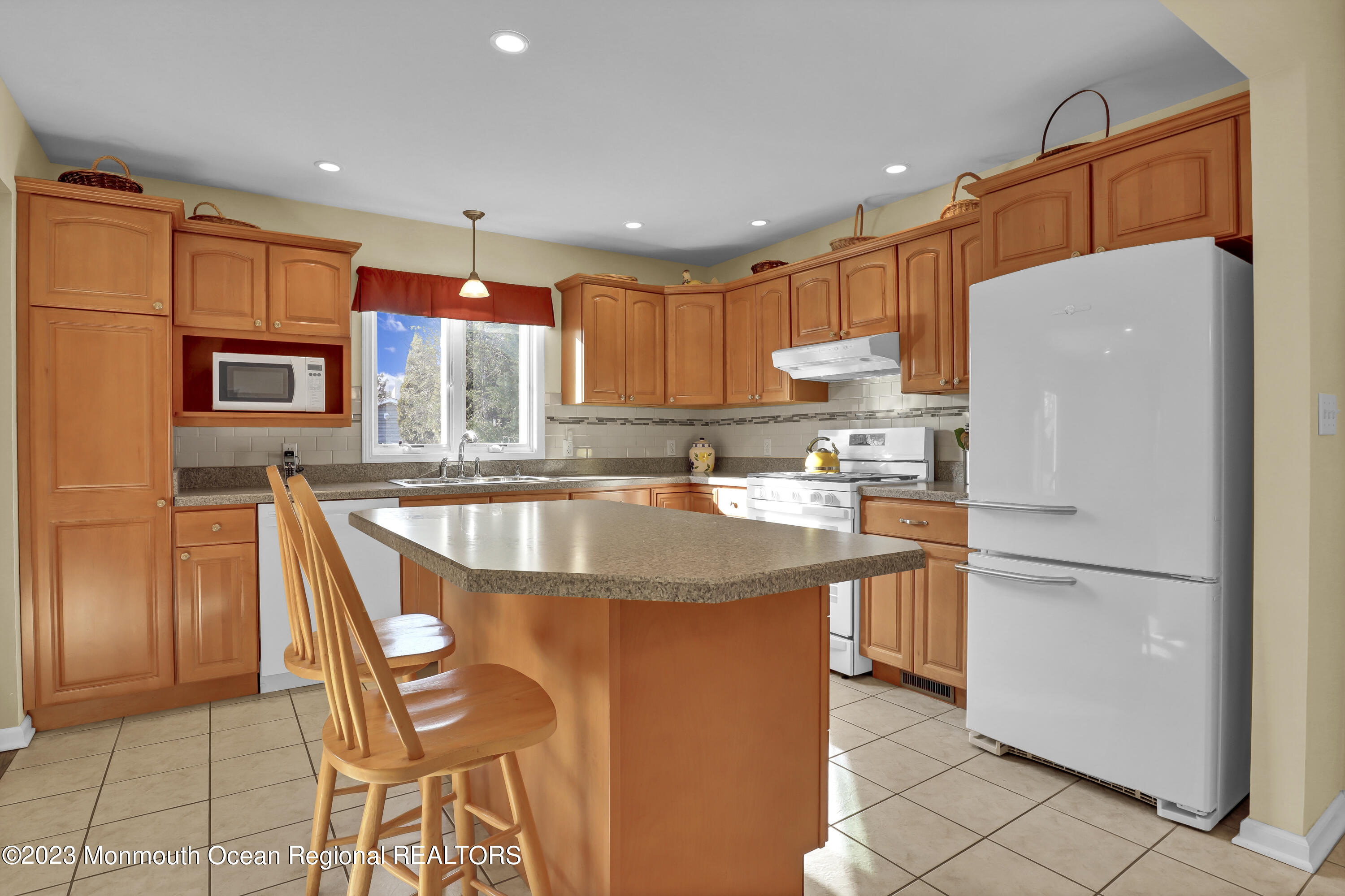 230 Highwood Road Oakhurst, NJ 07755 - Photo 5 of 24 f6999593392da53b878017391b34ea808e3521b9