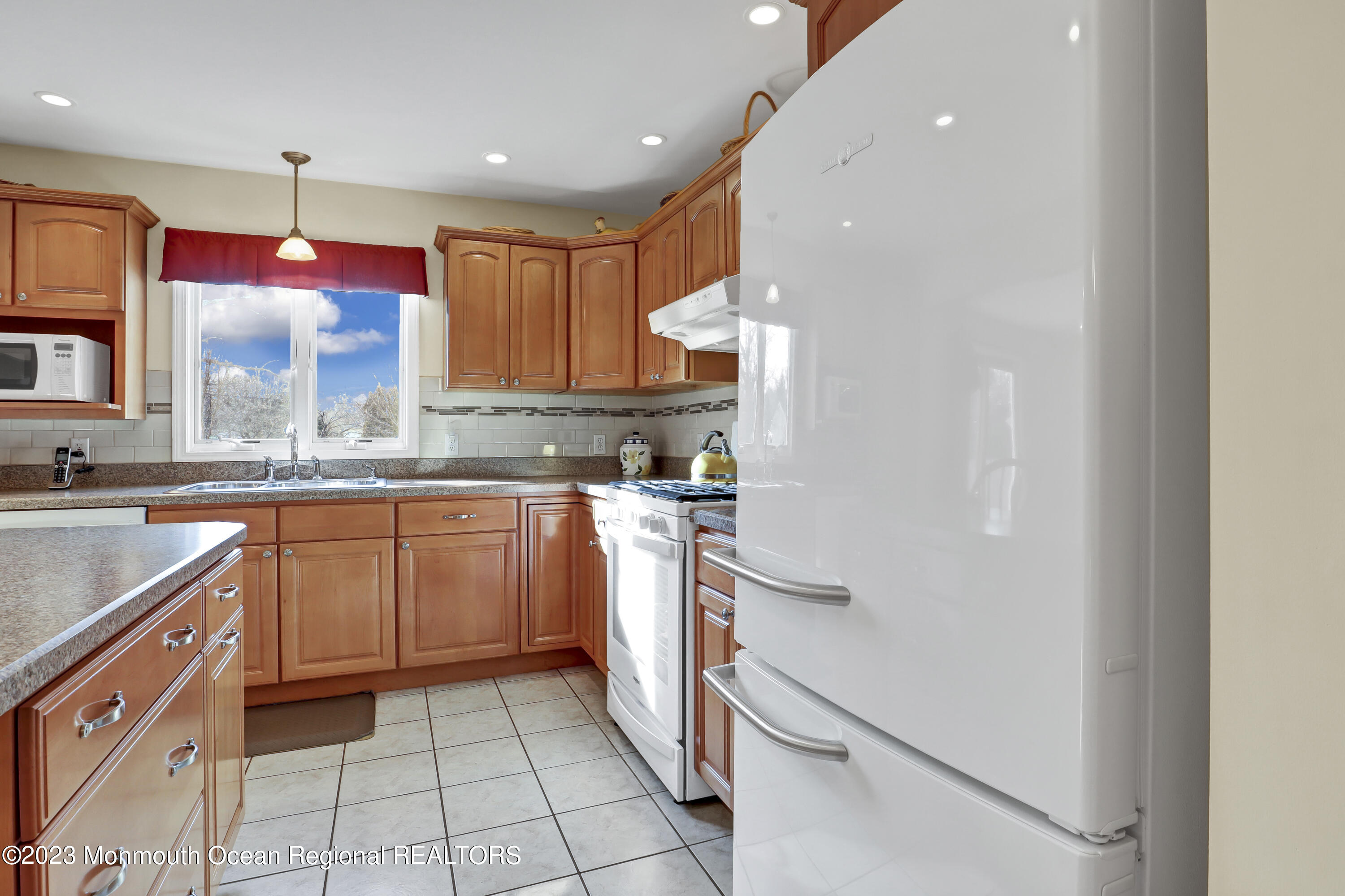 230 Highwood Road Oakhurst, NJ 07755 - Photo 6 of 24 b6ba7aefe1e18ea312db9229bebd3aff4d1b8e22