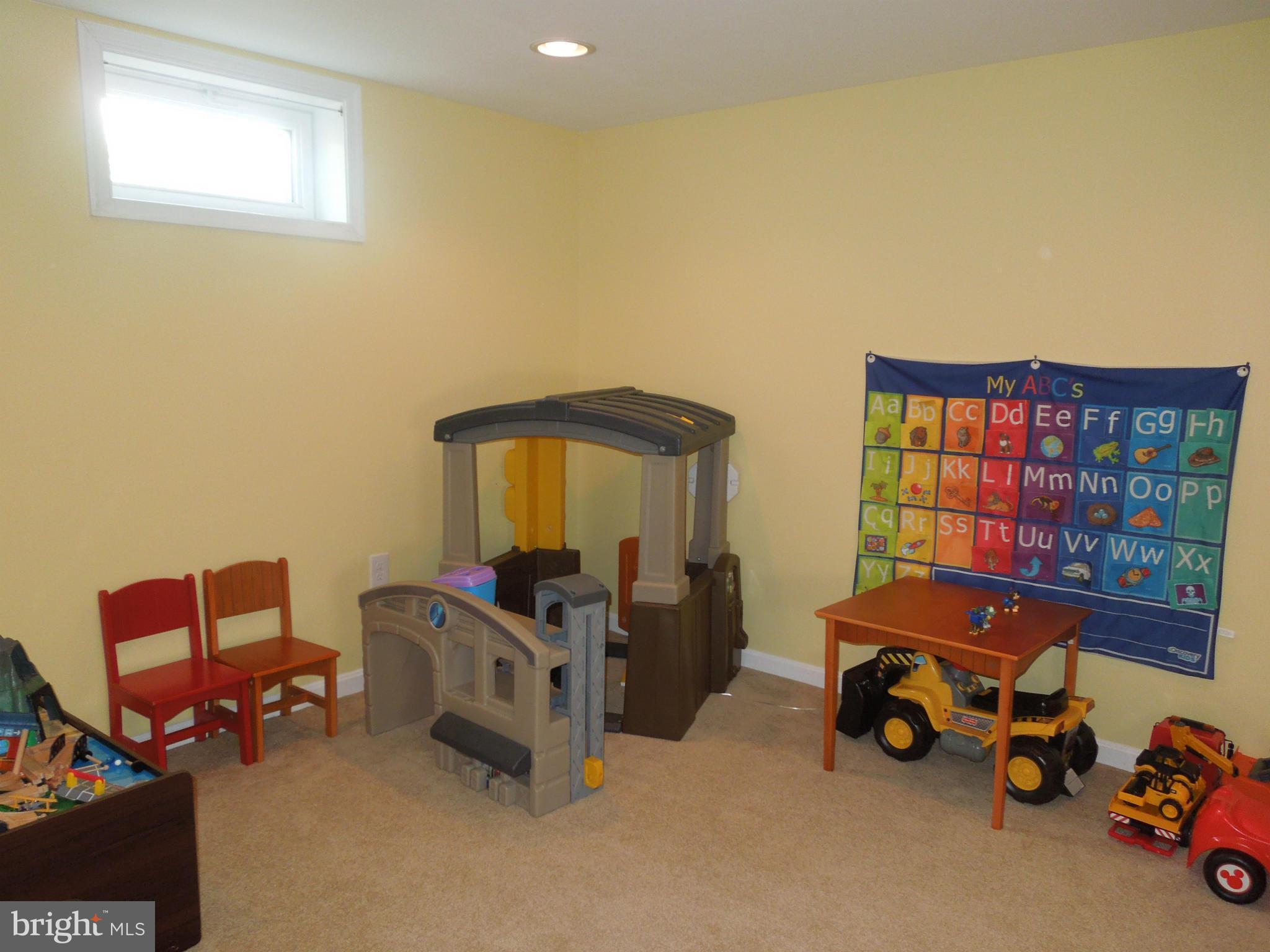 555 Forest View Road Linthicum Heights, MD 21090 - Photo 24 of 30 Family Room