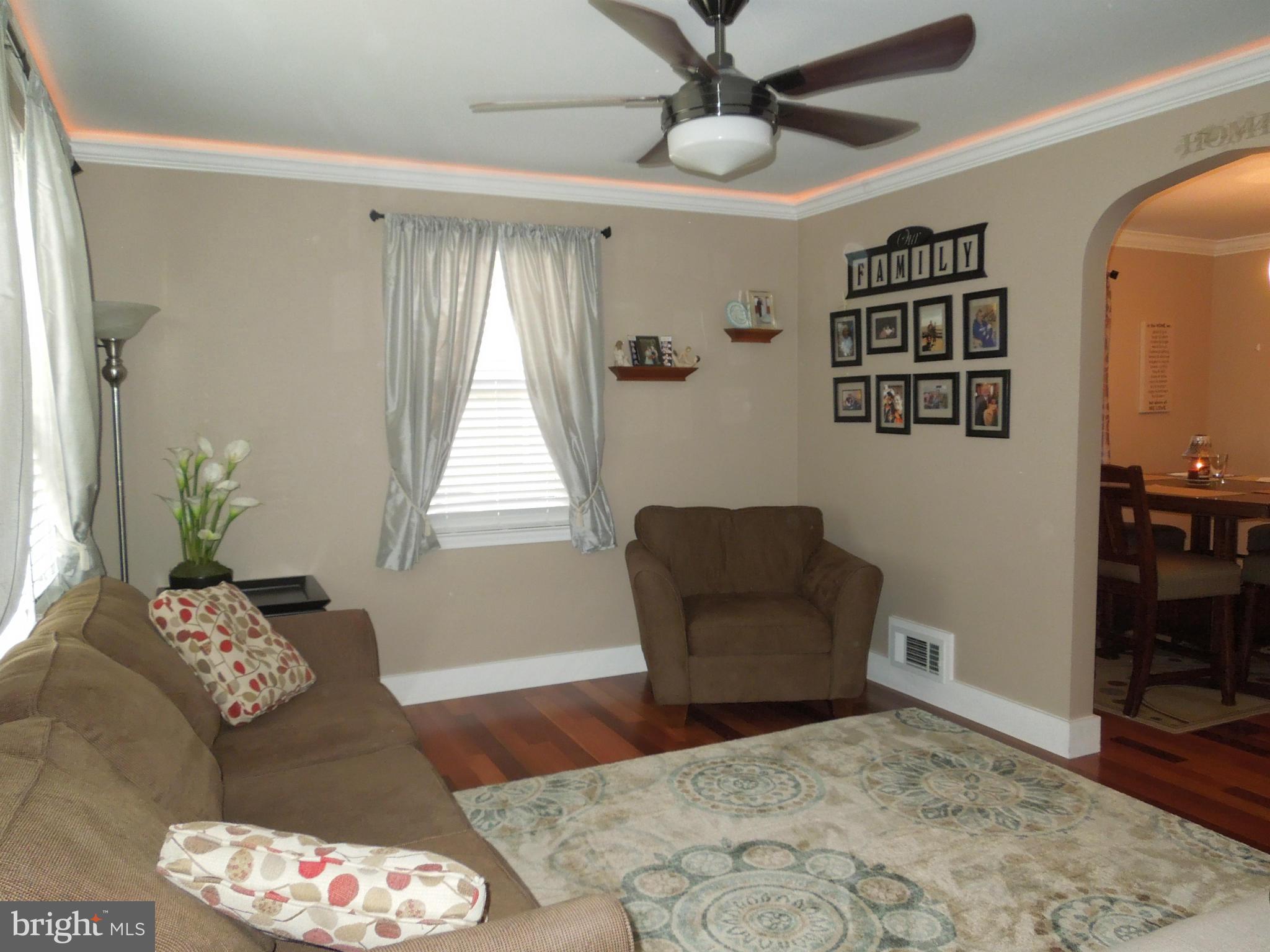 555 Forest View Road Linthicum Heights, MD 21090 - Photo 5 of 30 Living Room