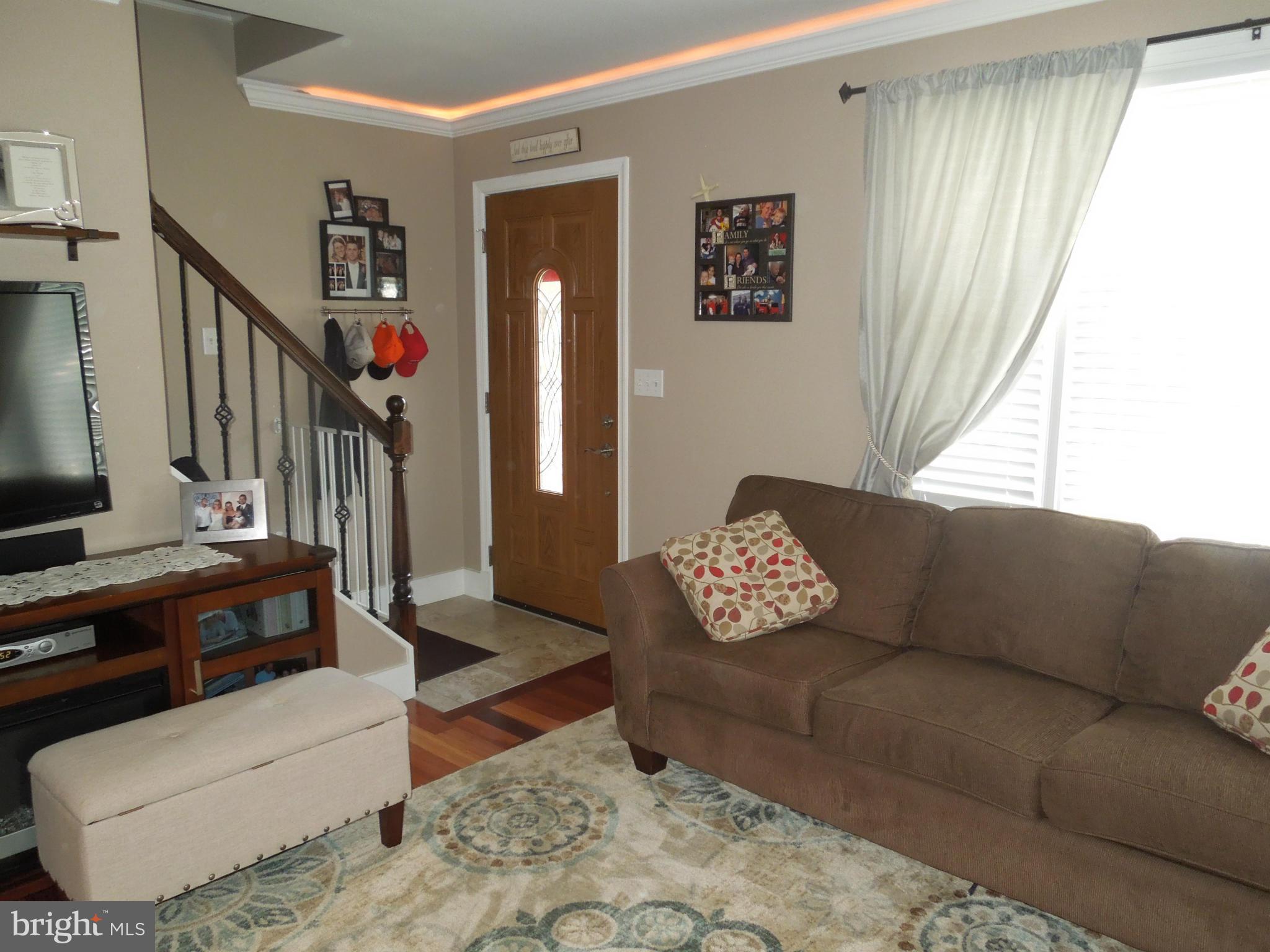 555 Forest View Road Linthicum Heights, MD 21090 - Photo 7 of 30 Living Room