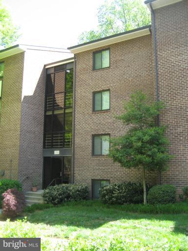 1554 Northgate Square, Unit 54/2A Reston, VA 20190 - Photo 5 of 5 a front view of a house with a yard
