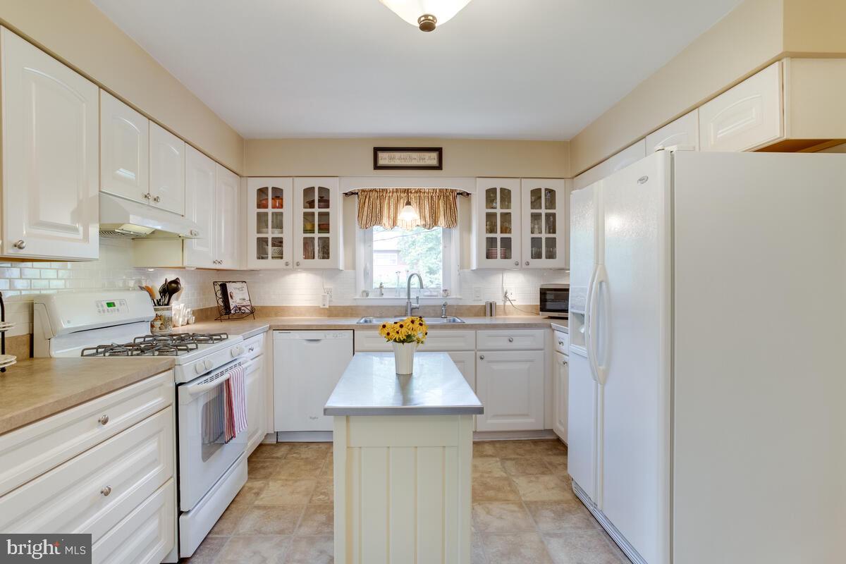 302 Homewood Road Linthicum, MD 21090 - Photo 13 of 56 Kitchen