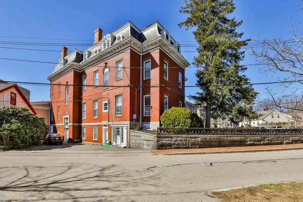 $2,650 | 241 Middle Street, Unit 9, Portsmouth, NH 03801