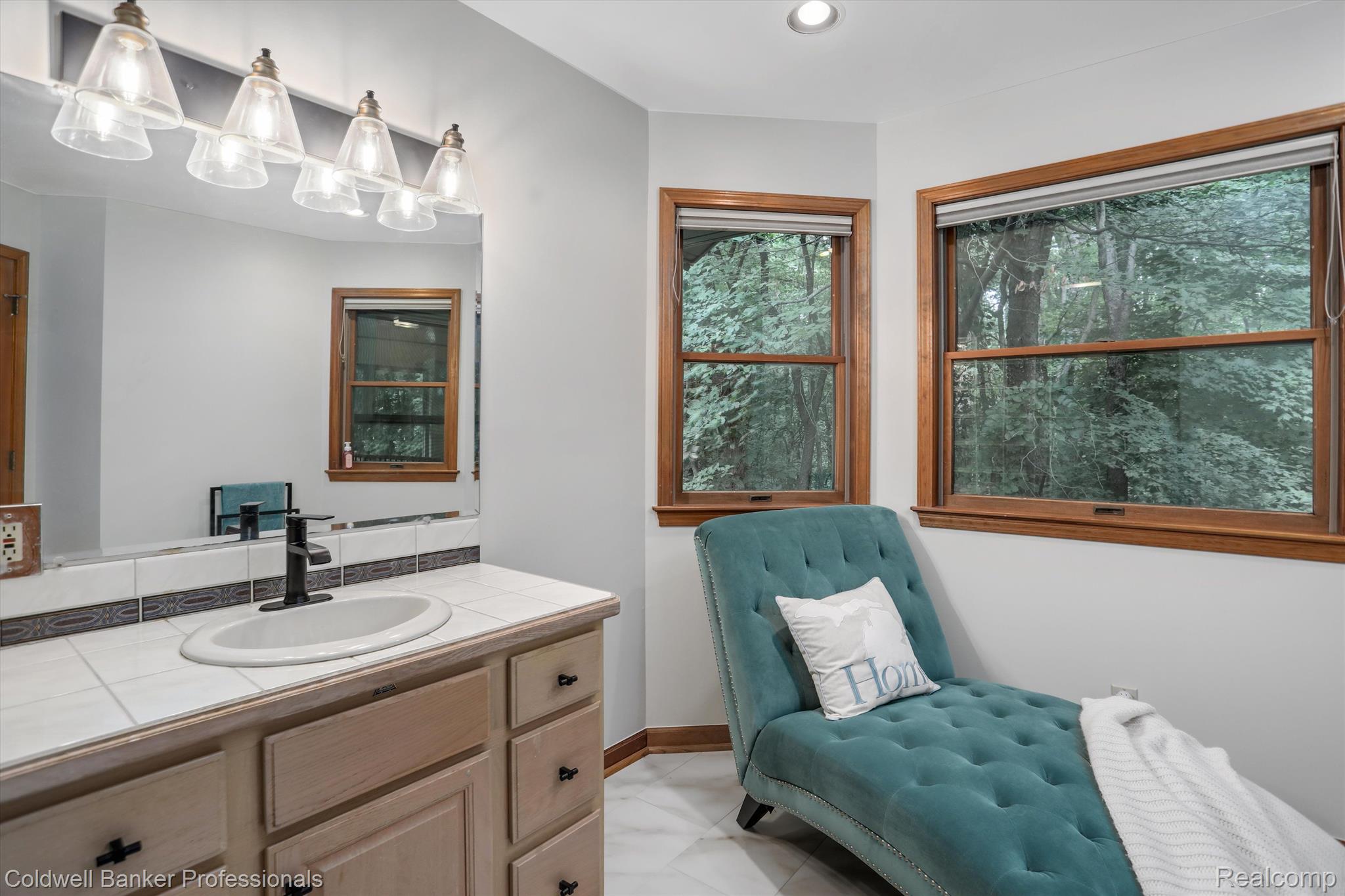 8732 Clement Road Clarkston, MI 48346 - Photo 21 of 40 Private en suite bath