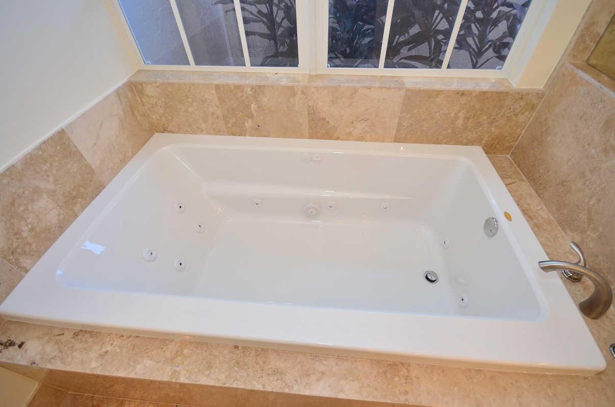 6601 Northwest 23rd Way Boca Raton, FL 33496 - Photo 15 of 36 MASTER SPA/JACUZZI