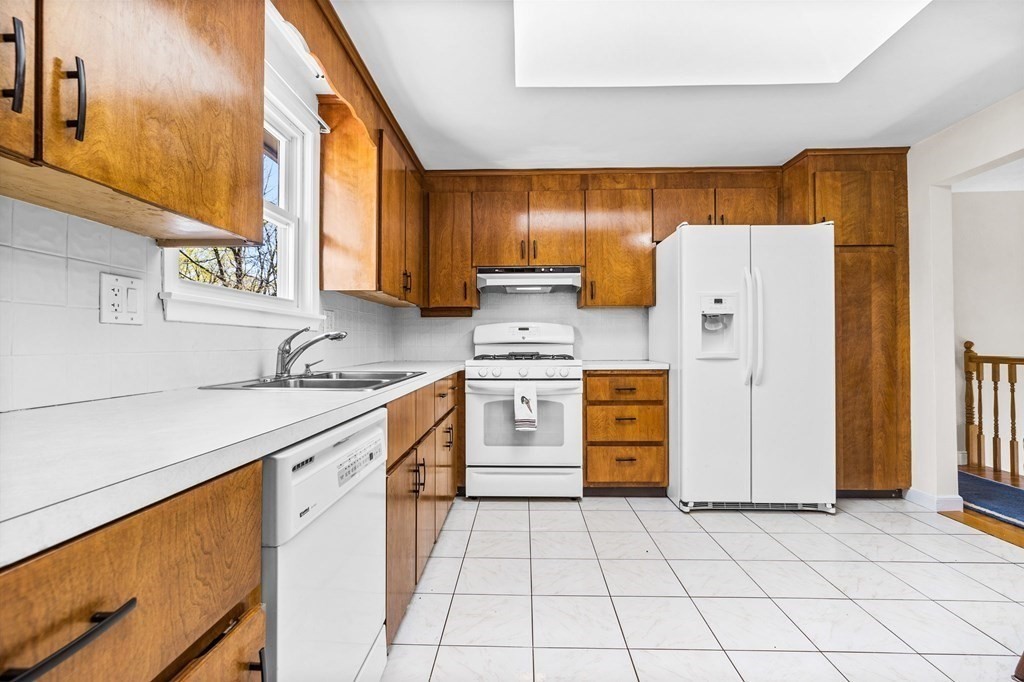 3 Glendale Way Canton, MA 02021 - Photo 7 of 30 Gallery Image 7