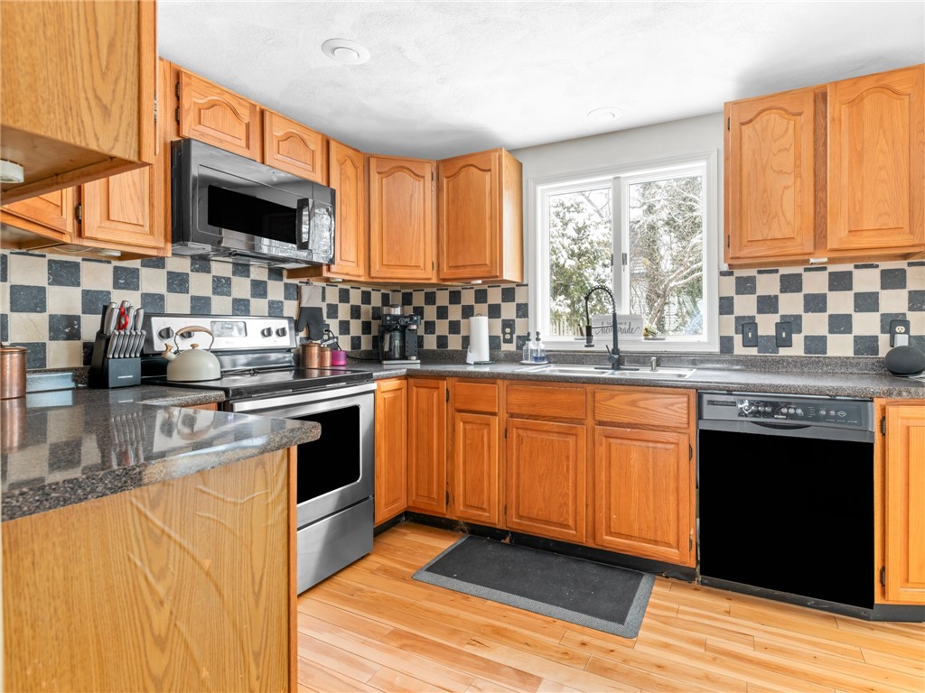 121 Melbourn Road Warwick, RI 02886 - Photo 11 of 36 Kitchen