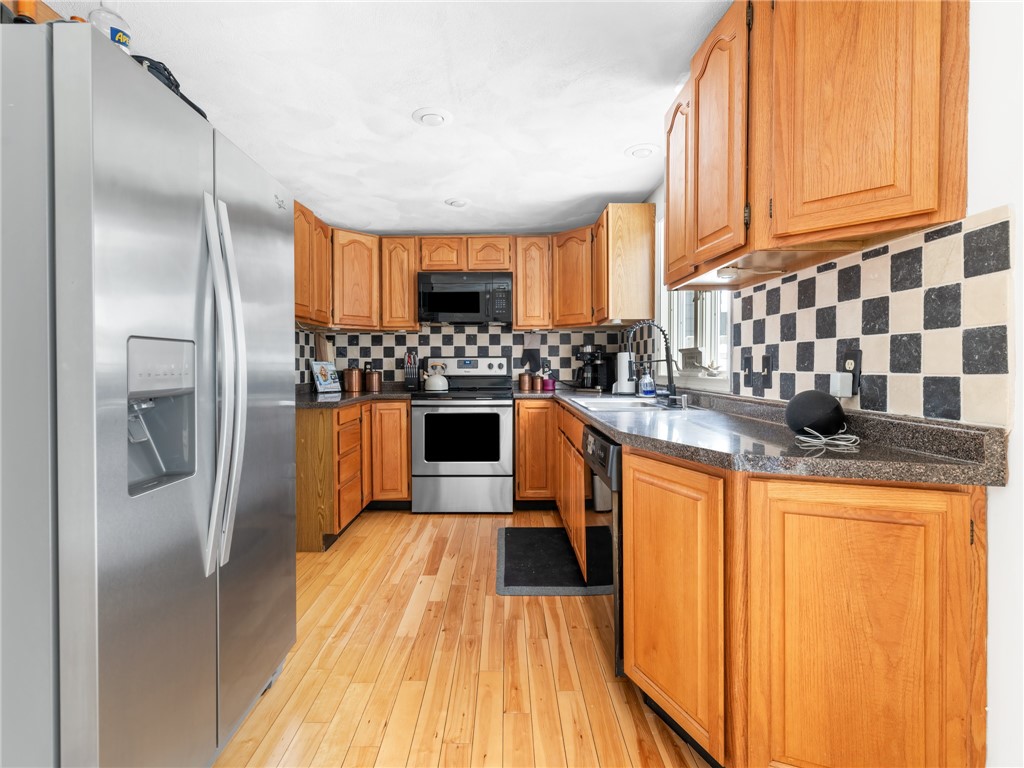 121 Melbourn Road Warwick, RI 02886 - Photo 12 of 36 Kitchen