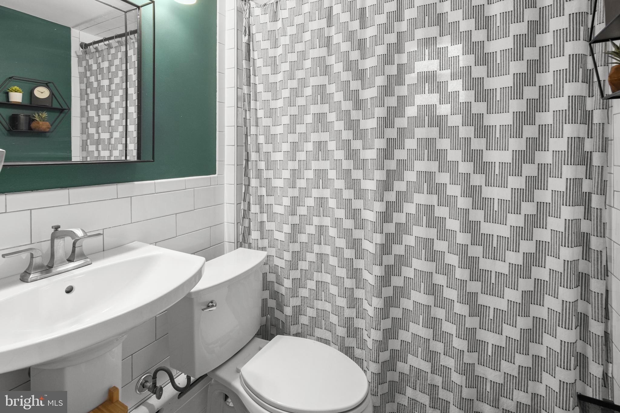 809 Moore Street Philadelphia, PA 19148 - Photo 16 of 21 2nd floor Full hall bath