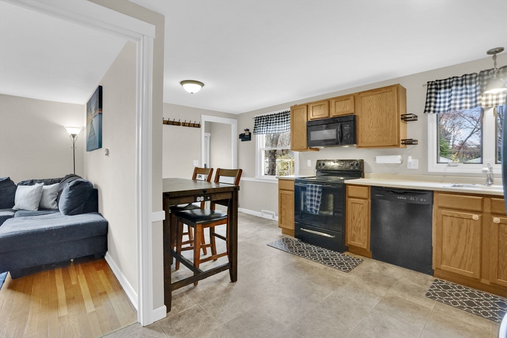 134 Newhouse Street Springfield, MA 01118 - Photo 11 of 33