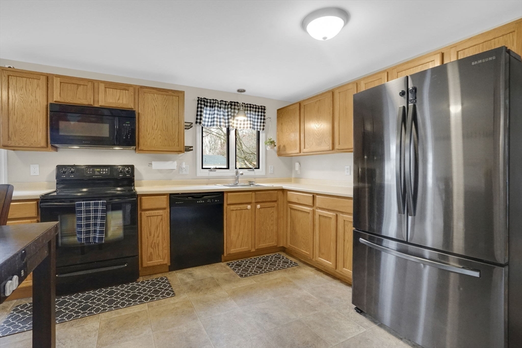 134 Newhouse Street Springfield, MA 01118 - Photo 13 of 33