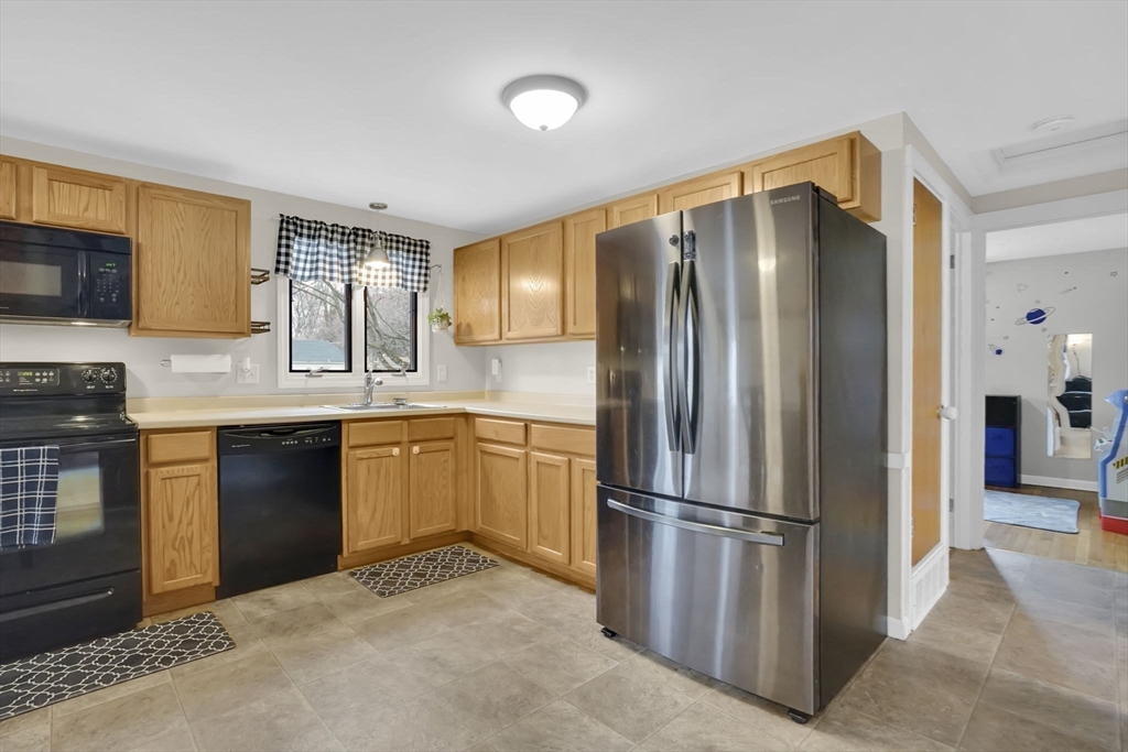 134 Newhouse Street Springfield, MA 01118 - Photo 13 of 32