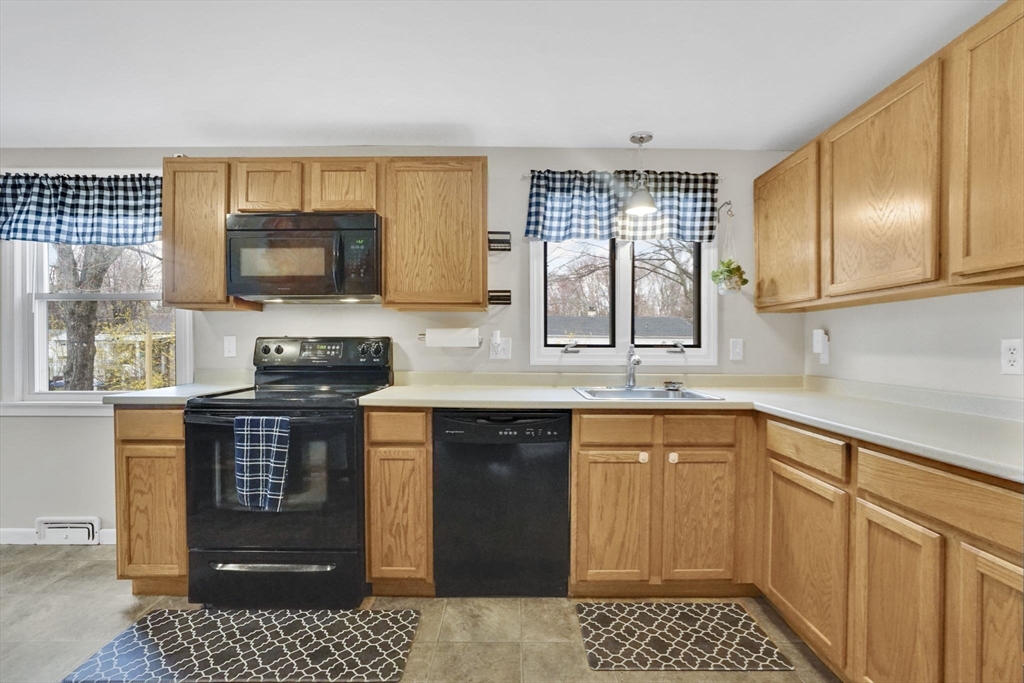 134 Newhouse Street Springfield, MA 01118 - Photo 14 of 32