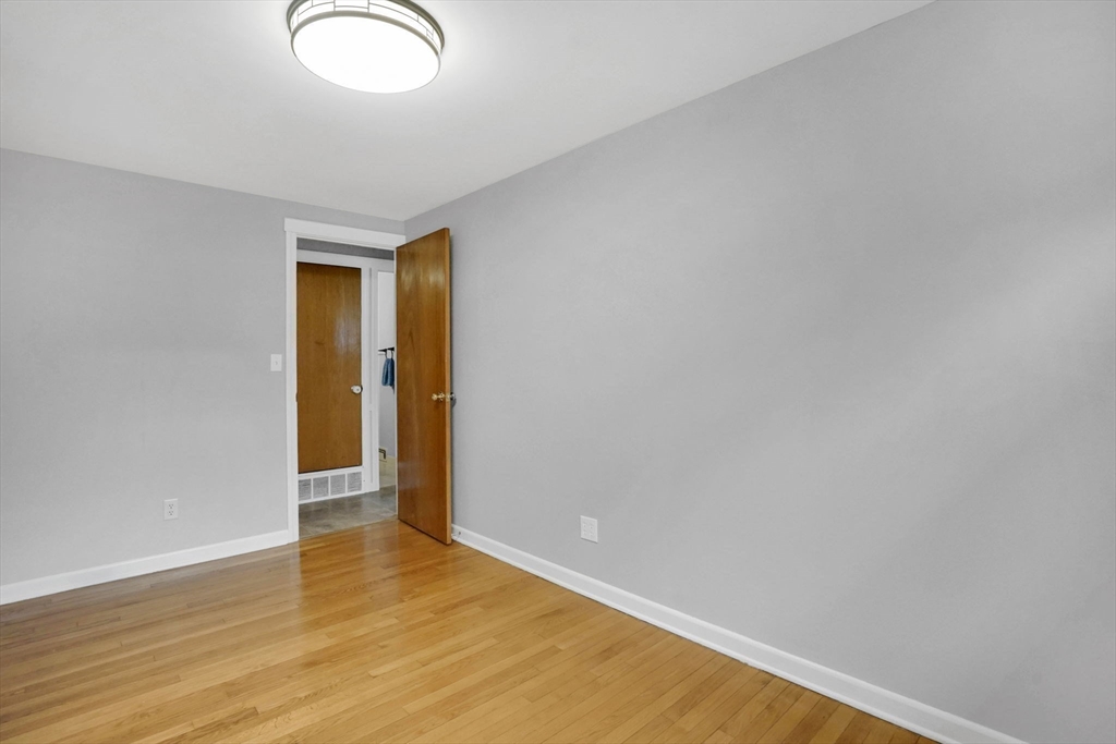 134 Newhouse Street Springfield, MA 01118 - Photo 25 of 32