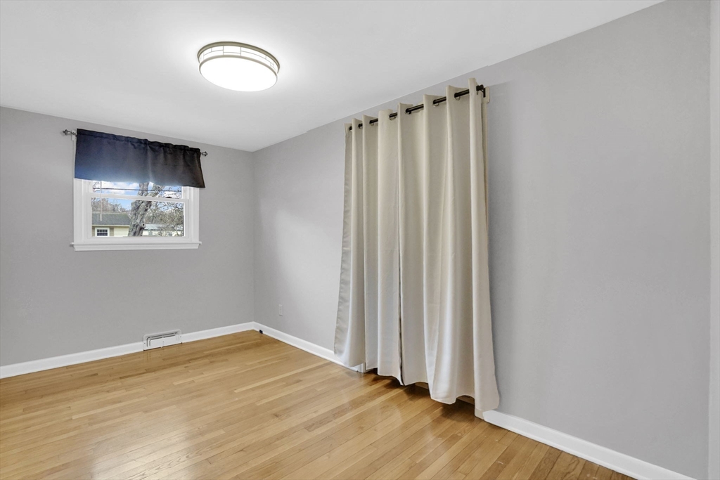 134 Newhouse Street Springfield, MA 01118 - Photo 25 of 33