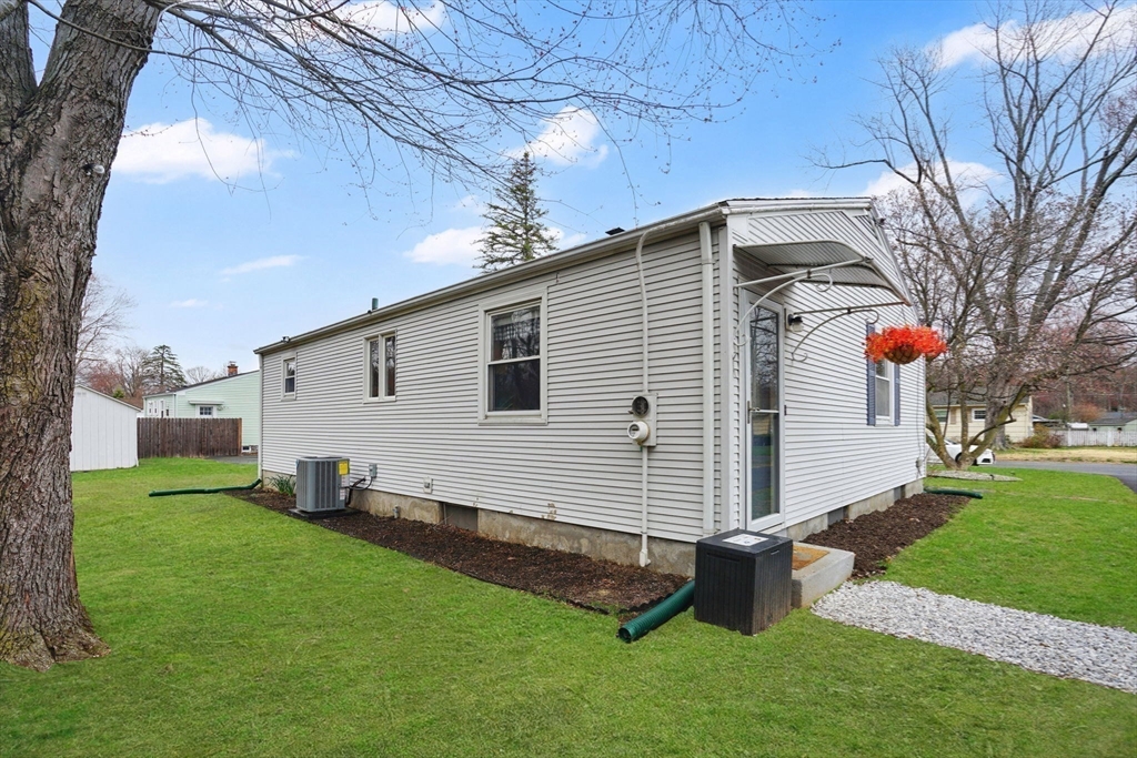 134 Newhouse Street Springfield, MA 01118 - Photo 28 of 33
