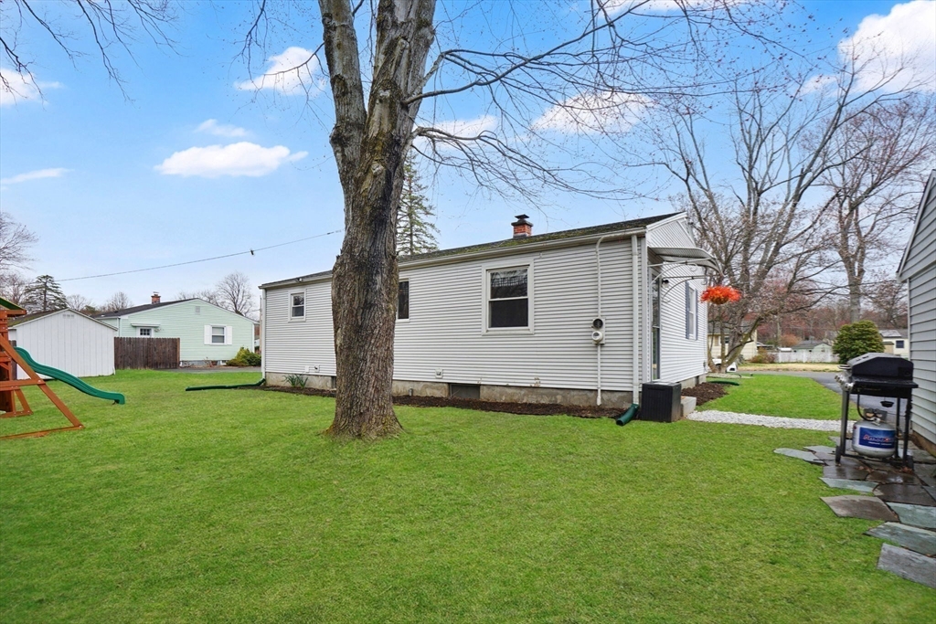 134 Newhouse Street Springfield, MA 01118 - Photo 29 of 33