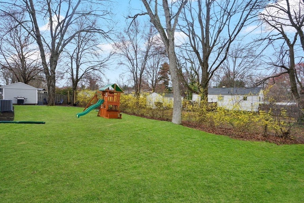 134 Newhouse Street Springfield, MA 01118 - Photo 30 of 33